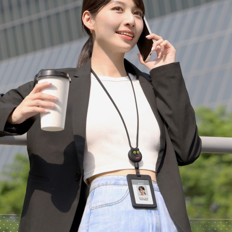 重量僅28g，等同一包隨身型衛生紙重量，頸掛舒適無負擔 掛繩全件親膚矽膠包覆，溫和觸感不鉤傷衣物，時尚好搭配