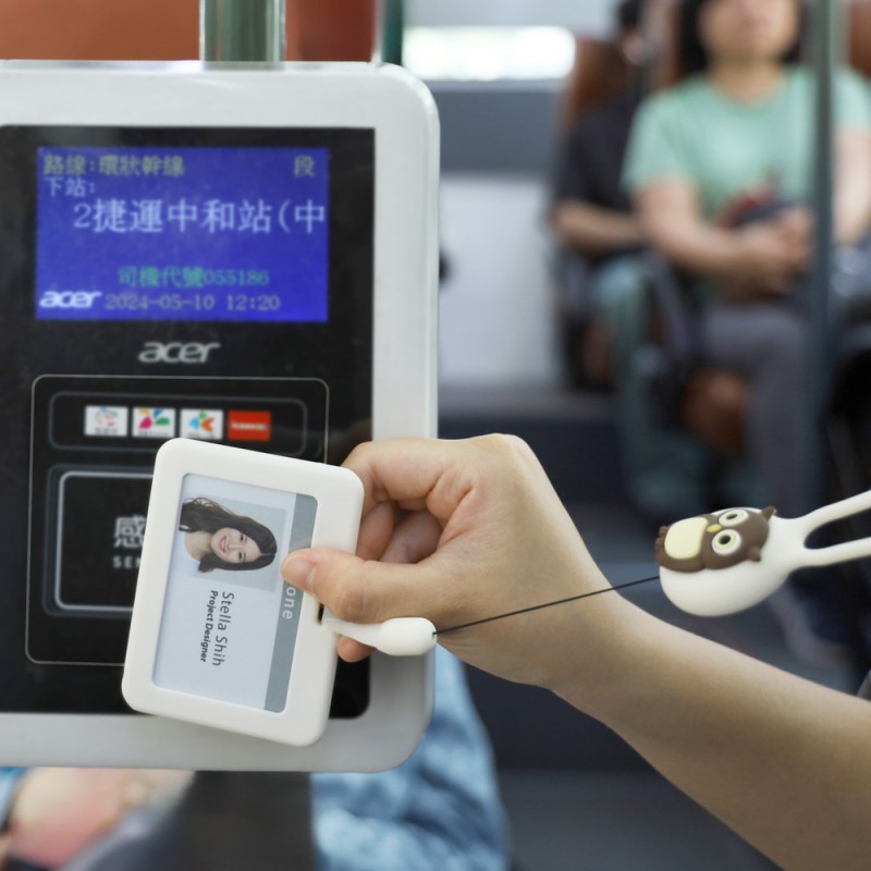 頸掛伸縮證件套攜帶便利與隨手使用，無論通勤、商務洽公或旅遊，提供最即時的使用需求