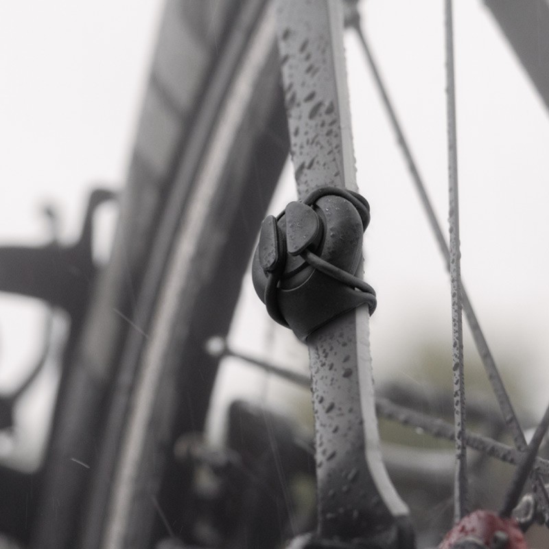 專為單車設計，可低調綁附在單車多處，座墊下方、bb(中軸)、後上叉、座管、手把、龍頭、上管等的位置上