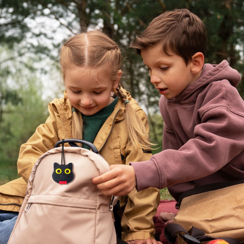 可愛蹦克經典造型，萌系角色隨行相伴，簡易繫掛讓隨行的包袋、兒童書包、出遊的行李箱都能輕易辨識