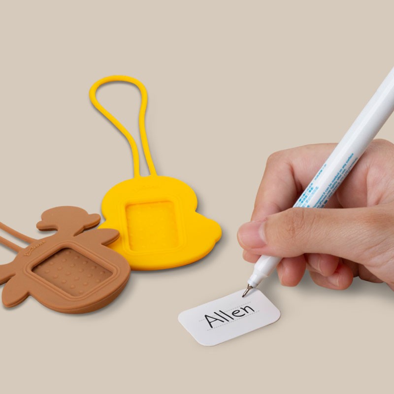 卡片採防水材質，雙面皆可書寫，姓名等個人訊息寫在卡片上，避免包包遺失或誤拿，附贈2張卡片可替換 *書寫請用油性麥克筆，可使用酒精擦拭