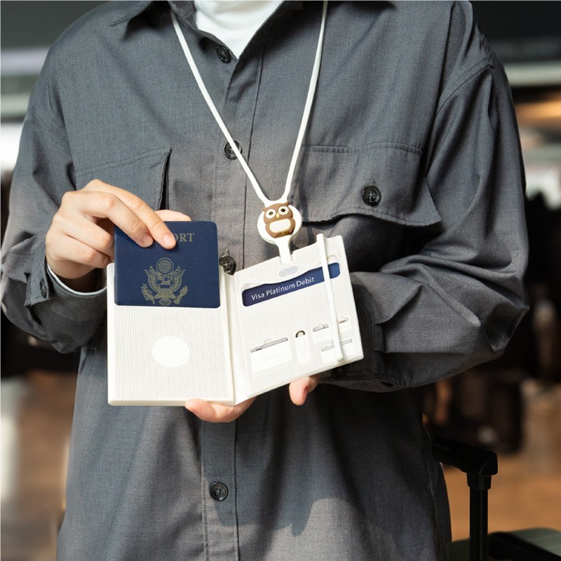 『頸掛護照套-Lite』 頸掛護照套，出國旅行隨身必備品一次帶齊，護照、登機證、信用卡、記憶卡等貼身攜帶，便於快速辦理登機手續輕鬆通關，優雅出發