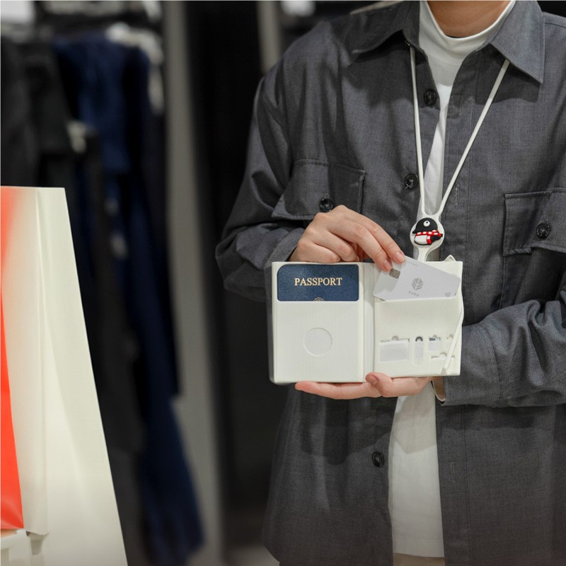 『頸掛護照套-Lite』 頸掛護照套，出國旅行隨身必備品一次帶齊，護照、登機證、信用卡、記憶卡等貼身攜帶，便於快速辦理登機手續輕鬆通關，優雅出發