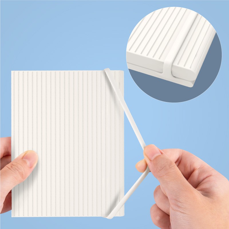 護照套綁帶設計，妥善保護出國時所需證件；羅紋立體曲面，柔軟矽膠綁繩無金屬材質，不刮傷衣服