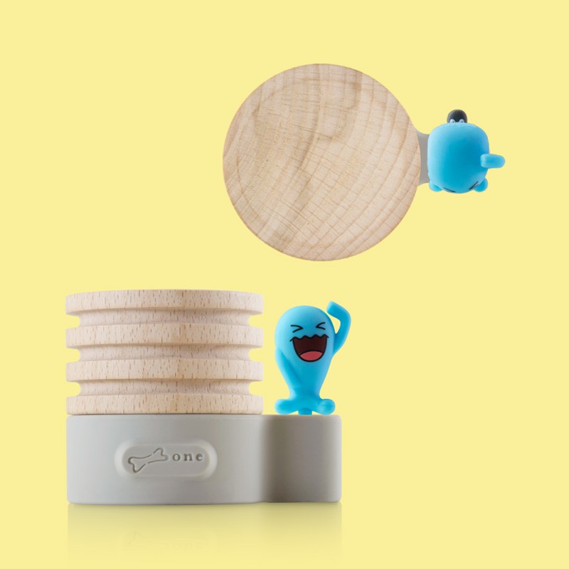 Bone 蹦克 原木擴香台-寶可夢，利用原木天然毛孔的特性，吸收精油香氣再緩慢釋放，培養屬於自己的香氣。療癒可愛的謎擬Q、果然翁打造專屬於你的空間味道。建議使用方式：將精油點3~4滴在木頭凹槽處，精油味道會持續擴散香味。