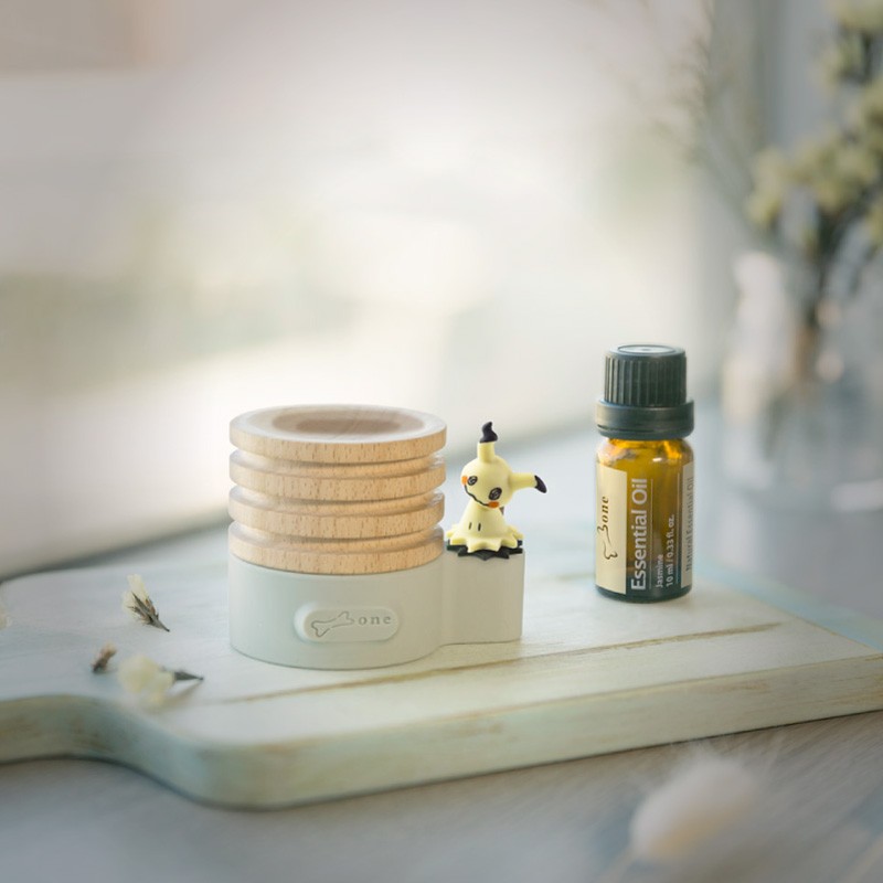 Bone 蹦克 原木擴香台-寶可夢，利用原木天然毛孔的特性，吸收精油香氣再緩慢釋放，培養屬於自己的香氣。療癒可愛的謎擬Q、果然翁打造專屬於你的空間味道。建議使用方式：將精油點3~4滴在木頭凹槽處，精油味道會持續擴散香味。