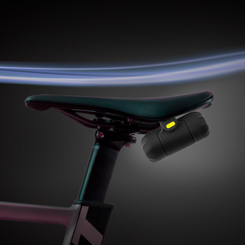 單車隨行工具組造型精巧，彈性綁帶緊貼車管，使騎乘時降低風阻；矽膠柔軟材質防震又耐撞，減少工具在騎乘時震動異音，不刮車架