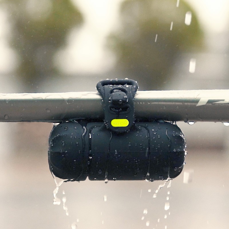 騎乘時不用擔心雨水波濺，矽膠材質提供良好的防水，保護工具，僅有長度12.5 x 直徑5.5公分，小巧易攜帶