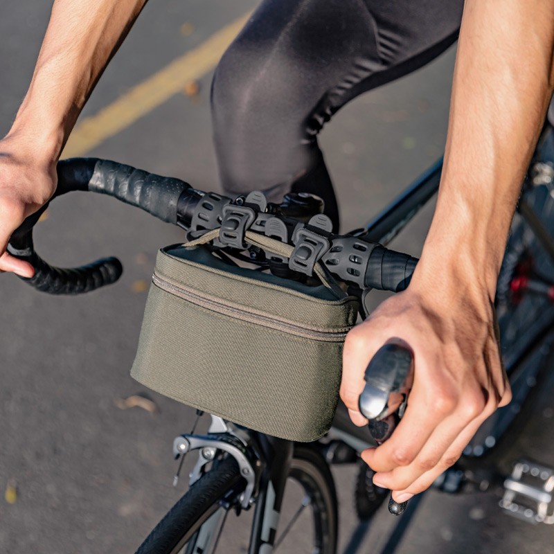 一體成型彈力綁帶，無須其他工具，不用另外鑽孔鎖螺絲破壞車身，即可綁附想攜帶的物品