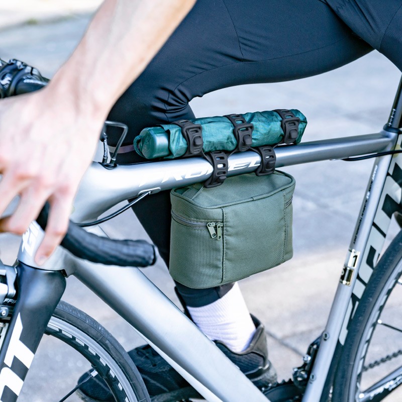 在單車上可綁附攜帶香蕉、內胎、氮氣瓶、挖胎棒、水壺、工具包、行動電源、藍芽喇叭、防風外套、雨傘、隨身包包