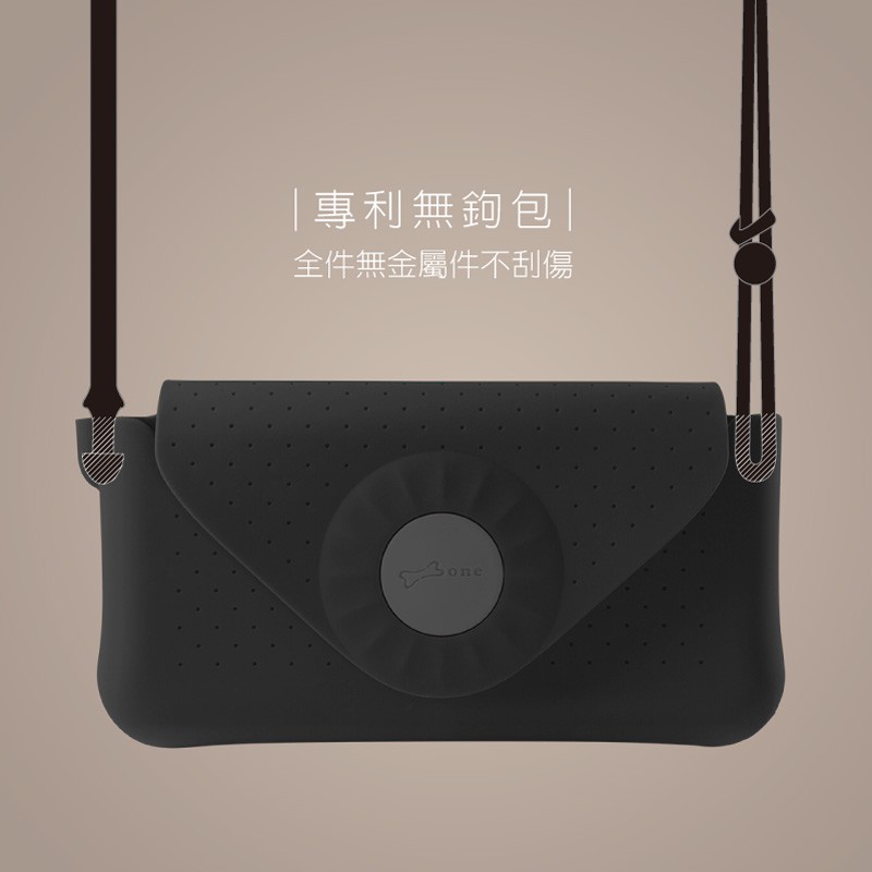 極簡黑色款手機斜背包，全件環保矽膠材質，保護手機還防潑水