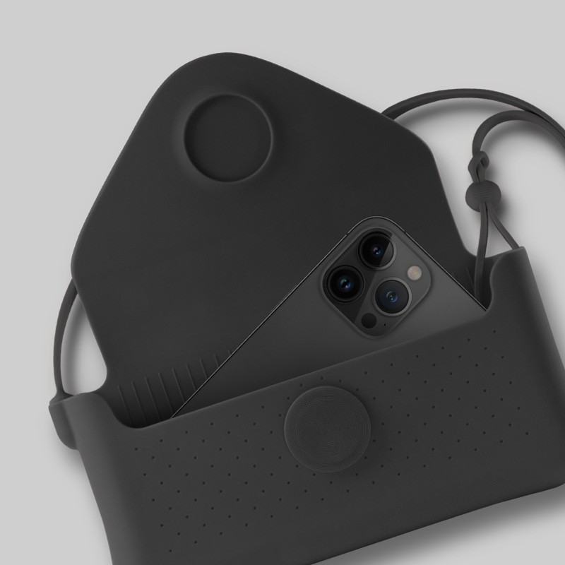 Bone蹦克設計的多功能專利無鉤側背手機包，全件無金屬不刮傷衣物與手機，輕量小巧的雙夾層容量可裝手機、鑰匙、口紅、