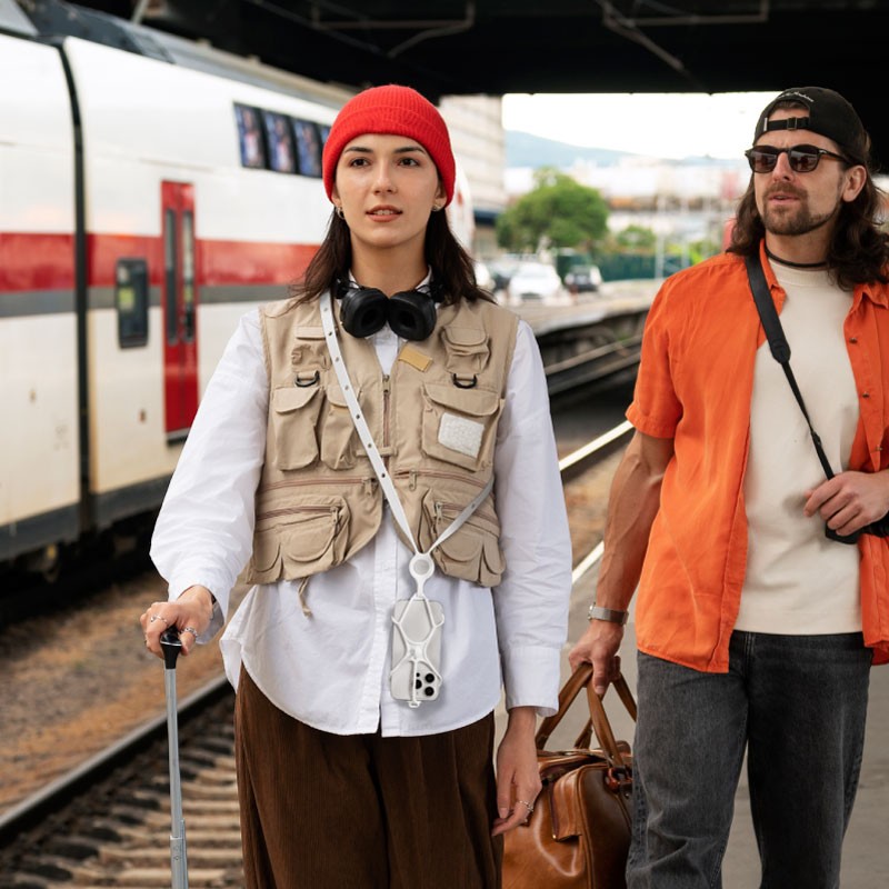 日常手機不離身的最佳配戴，城市通勤或戶外休閒時皆適宜