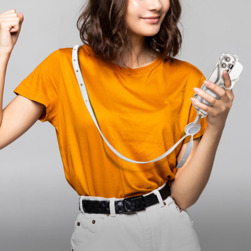 『斜背/ 頸掛手機綁四代』彈性矽膠分散手機下墜力量，減少肩膀承受壓力，是日常手機不離身的最佳配戴