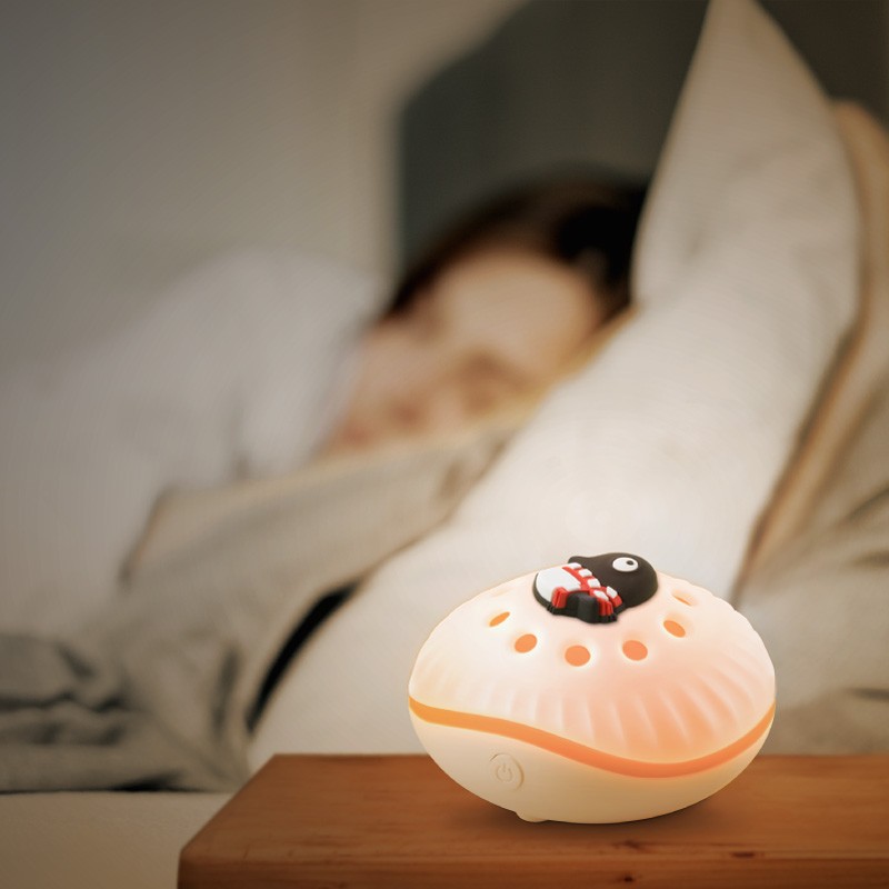 推薦香氛燈搭配放鬆的精油，變換成小夜燈，可提升睡眠品質安穩舒眠