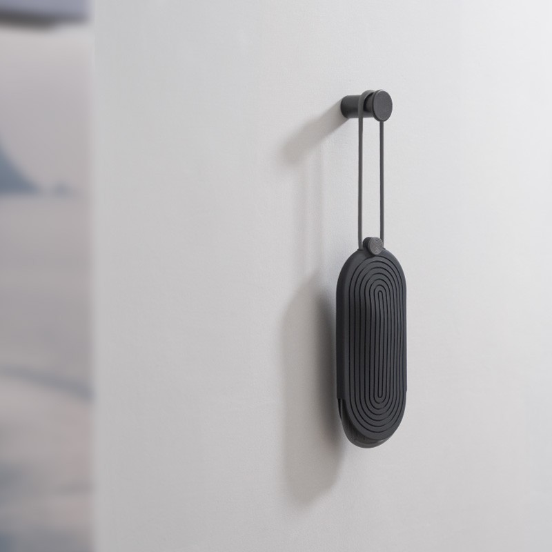 伸縮拉繩可繫掛於手上或包包，吊掛大門玄關處，不再擔心找不到鑰匙，秒速拿取