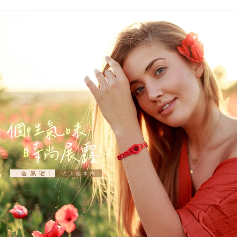 穿著紅色洋裝的金髮女孩在花田裡