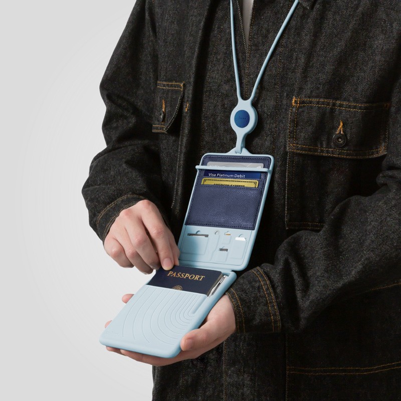 蹦克頸掛式護照套，讓你快速通關優雅旅遊；護照、登機證、信用卡等貼身攜帶免手持，另外贈送鋼筆以及手機取卡針