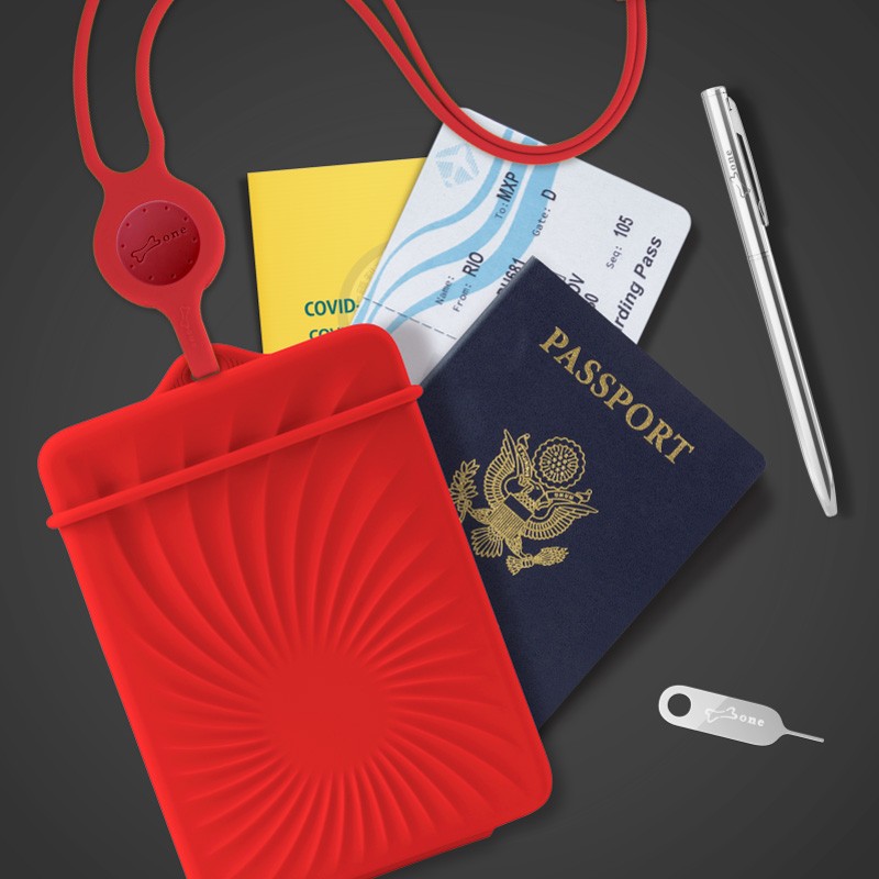 蹦克頸掛式護照套，讓你快速通關優雅旅遊；護照、登機證、信用卡等貼身攜帶免手持，另外贈送鋼筆以及手機取卡針