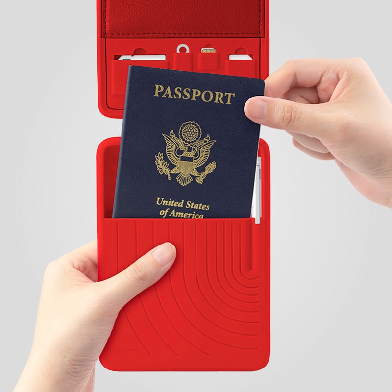 符合護照尺寸與登機證尺寸大小所設計的護照套，保護與攜帶便利性兼顧，護照、登機證不弄髒、不折損