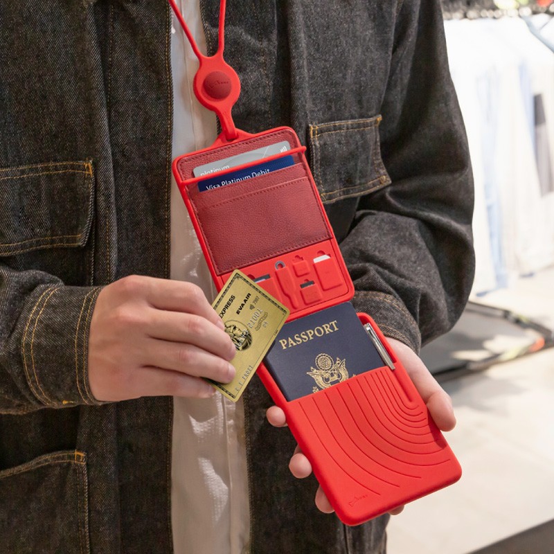 時尚穿搭配件，頸掛護照套真皮材質有黑色、紅色與莫蘭迪藍色可選擇，變身為機場穿搭時尚達人