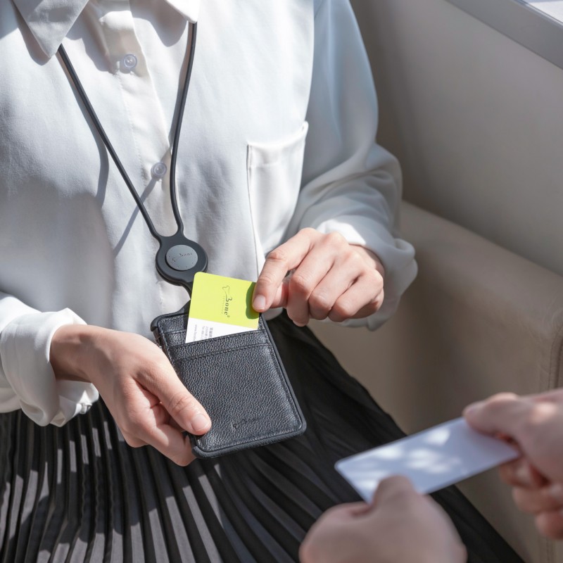 識別證、卡套、零錢包3合一被受推薦的真皮頸掛識別證套，證件感應通行無阻，直式/橫式兩款；提供信用卡、名片、零錢收納空間