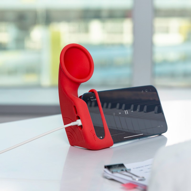 橫放同時還可插線充電，不擔心手機沒電