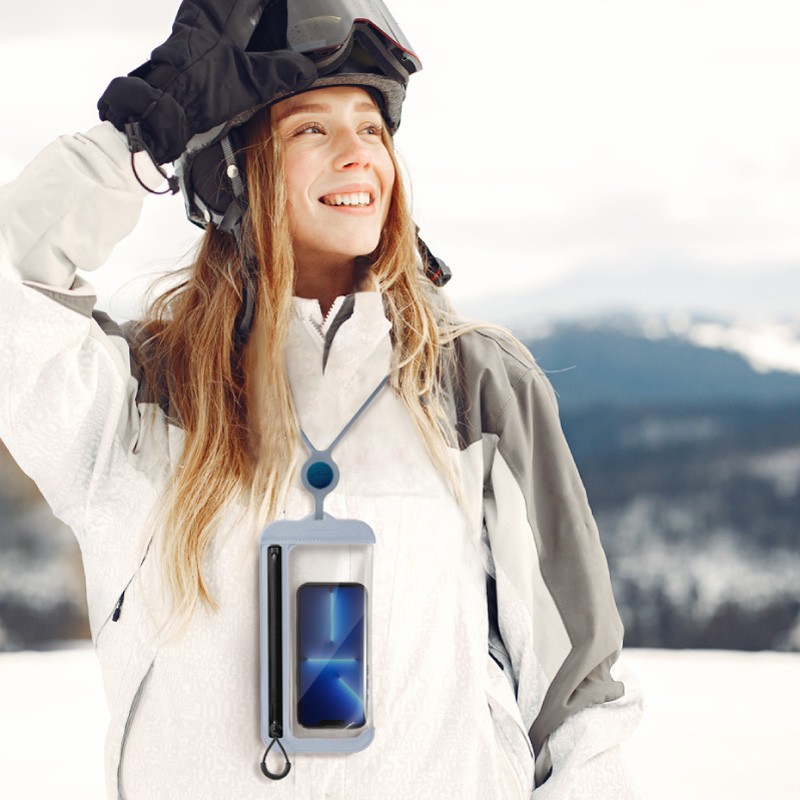 出國滑雪可使用防水手機袋，預防手機防雪也防水